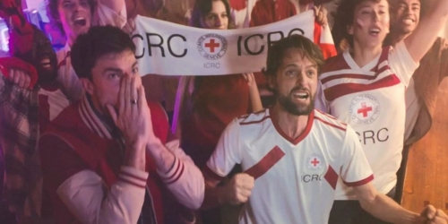 Kampanja Crvenog Križa prikazuje svijet gdje su zdravstveni radnici heroji, obožavani poput nogometaša